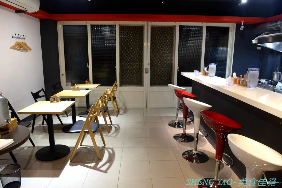 [台中北區]山嵐拉麵 台中一中店 – 來自札幌的重磅級口味豚骨拉麵店在台中開分店了,湯頭加了大量豬背脂,味道濃厚醇香,粗麵麵條富有嚼感,叉燒也好吃,蔥爆彈拉麵滿滿的蔥,相當特別。
