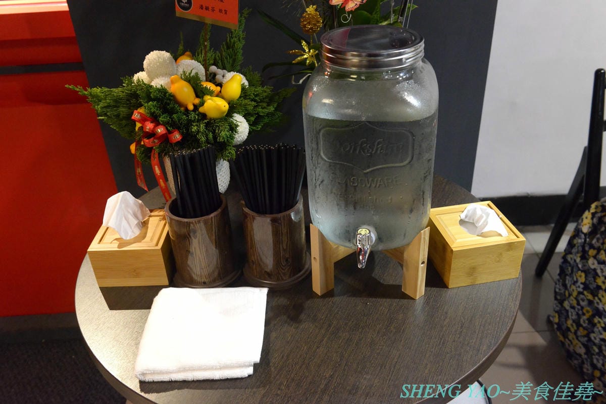 [台中北區]山嵐拉麵 台中一中店 – 來自札幌的重磅級口味豚骨拉麵店在台中開分店了,湯頭加了大量豬背脂,味道濃厚醇香,粗麵麵條富有嚼感,叉燒也好吃,蔥爆彈拉麵滿滿的蔥,相當特別。