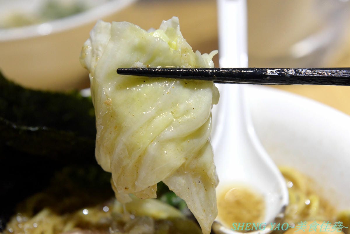 [台中北區]山嵐拉麵 台中一中店 – 來自札幌的重磅級口味豚骨拉麵店在台中開分店了,湯頭加了大量豬背脂,味道濃厚醇香,粗麵麵條富有嚼感,叉燒也好吃,蔥爆彈拉麵滿滿的蔥,相當特別。