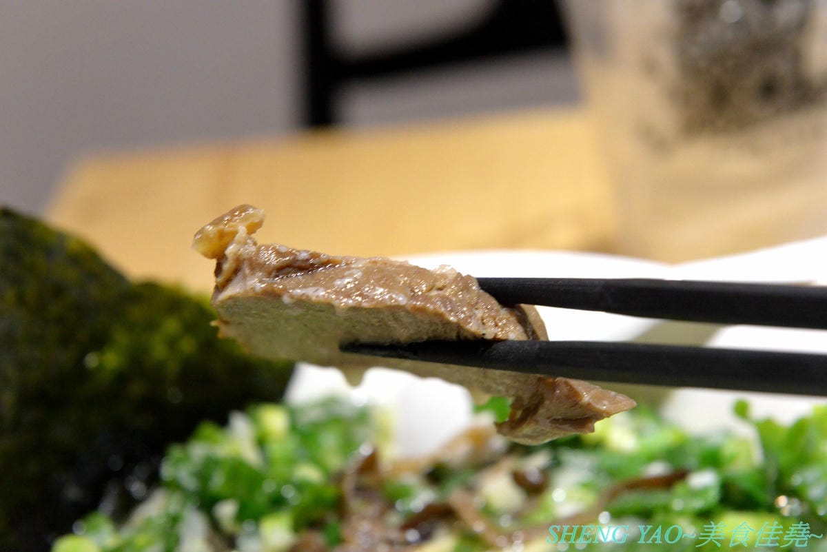 [台中北區]山嵐拉麵 台中一中店 – 來自札幌的重磅級口味豚骨拉麵店在台中開分店了,湯頭加了大量豬背脂,味道濃厚醇香,粗麵麵條富有嚼感,叉燒也好吃,蔥爆彈拉麵滿滿的蔥,相當特別。