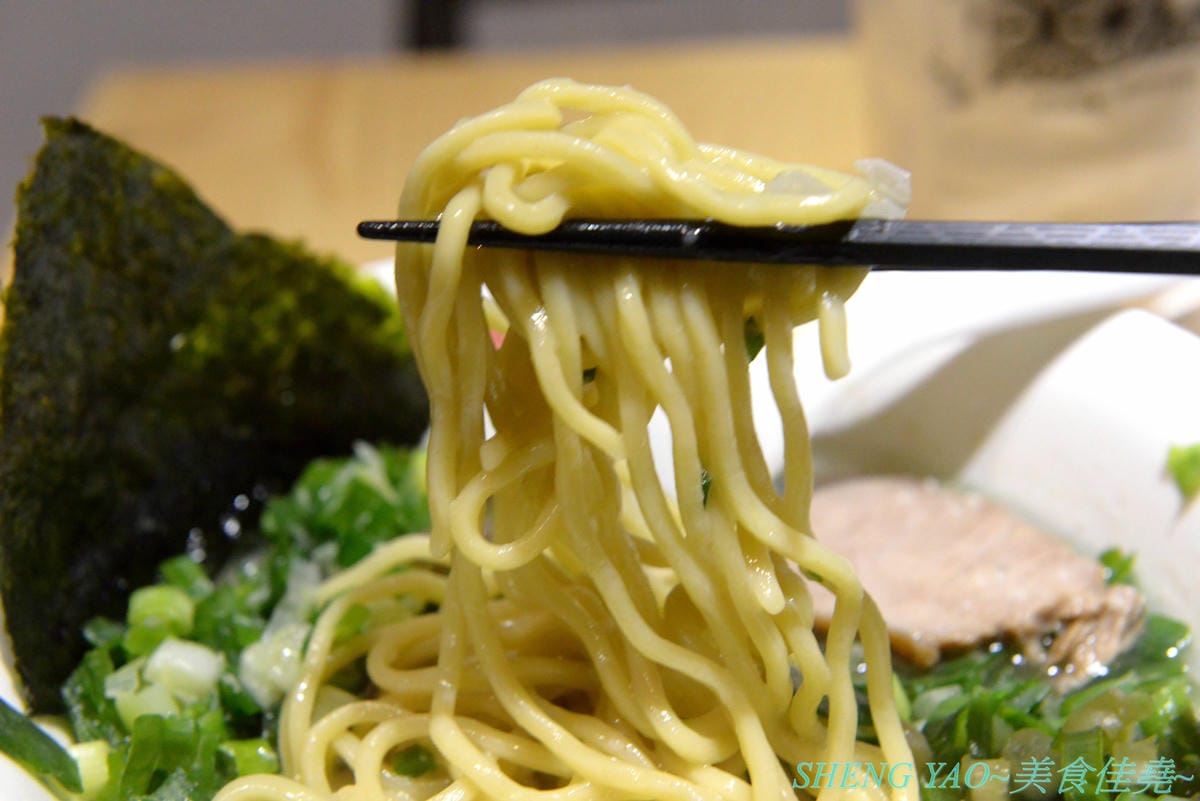 [台中北區]山嵐拉麵 台中一中店 – 來自札幌的重磅級口味豚骨拉麵店在台中開分店了,湯頭加了大量豬背脂,味道濃厚醇香,粗麵麵條富有嚼感,叉燒也好吃,蔥爆彈拉麵滿滿的蔥,相當特別。