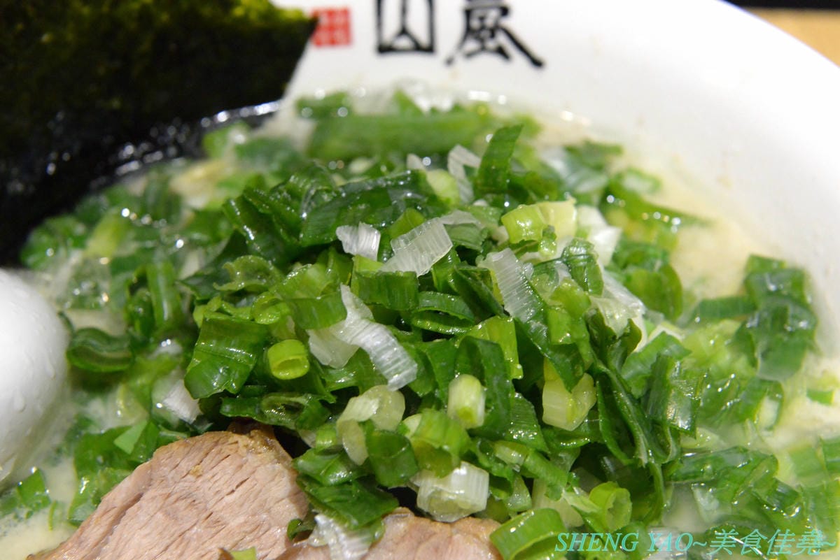[台中北區]山嵐拉麵 台中一中店 – 來自札幌的重磅級口味豚骨拉麵店在台中開分店了,湯頭加了大量豬背脂,味道濃厚醇香,粗麵麵條富有嚼感,叉燒也好吃,蔥爆彈拉麵滿滿的蔥,相當特別。