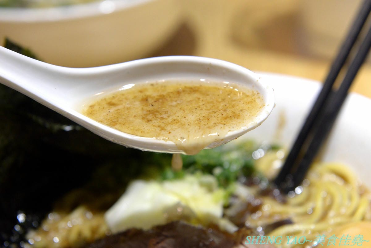 [台中北區]山嵐拉麵 台中一中店 – 來自札幌的重磅級口味豚骨拉麵店在台中開分店了,湯頭加了大量豬背脂,味道濃厚醇香,粗麵麵條富有嚼感,叉燒也好吃,蔥爆彈拉麵滿滿的蔥,相當特別。