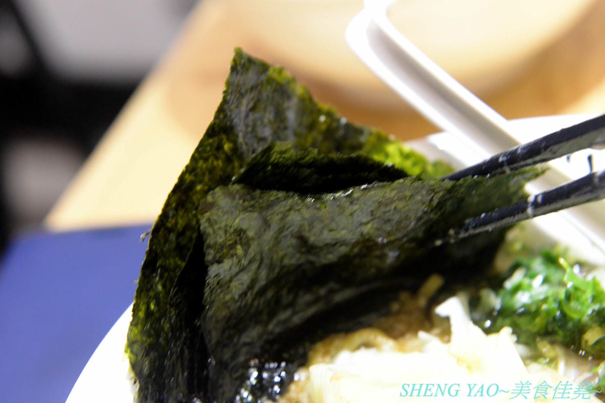 [台中北區]山嵐拉麵 台中一中店 – 來自札幌的重磅級口味豚骨拉麵店在台中開分店了,湯頭加了大量豬背脂,味道濃厚醇香,粗麵麵條富有嚼感,叉燒也好吃,蔥爆彈拉麵滿滿的蔥,相當特別。