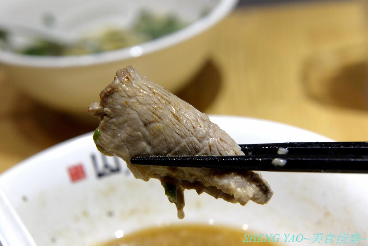 [台中北區]山嵐拉麵 台中一中店 – 來自札幌的重磅級口味豚骨拉麵店在台中開分店了,湯頭加了大量豬背脂,味道濃厚醇香,粗麵麵條富有嚼感,叉燒也好吃,蔥爆彈拉麵滿滿的蔥,相當特別。