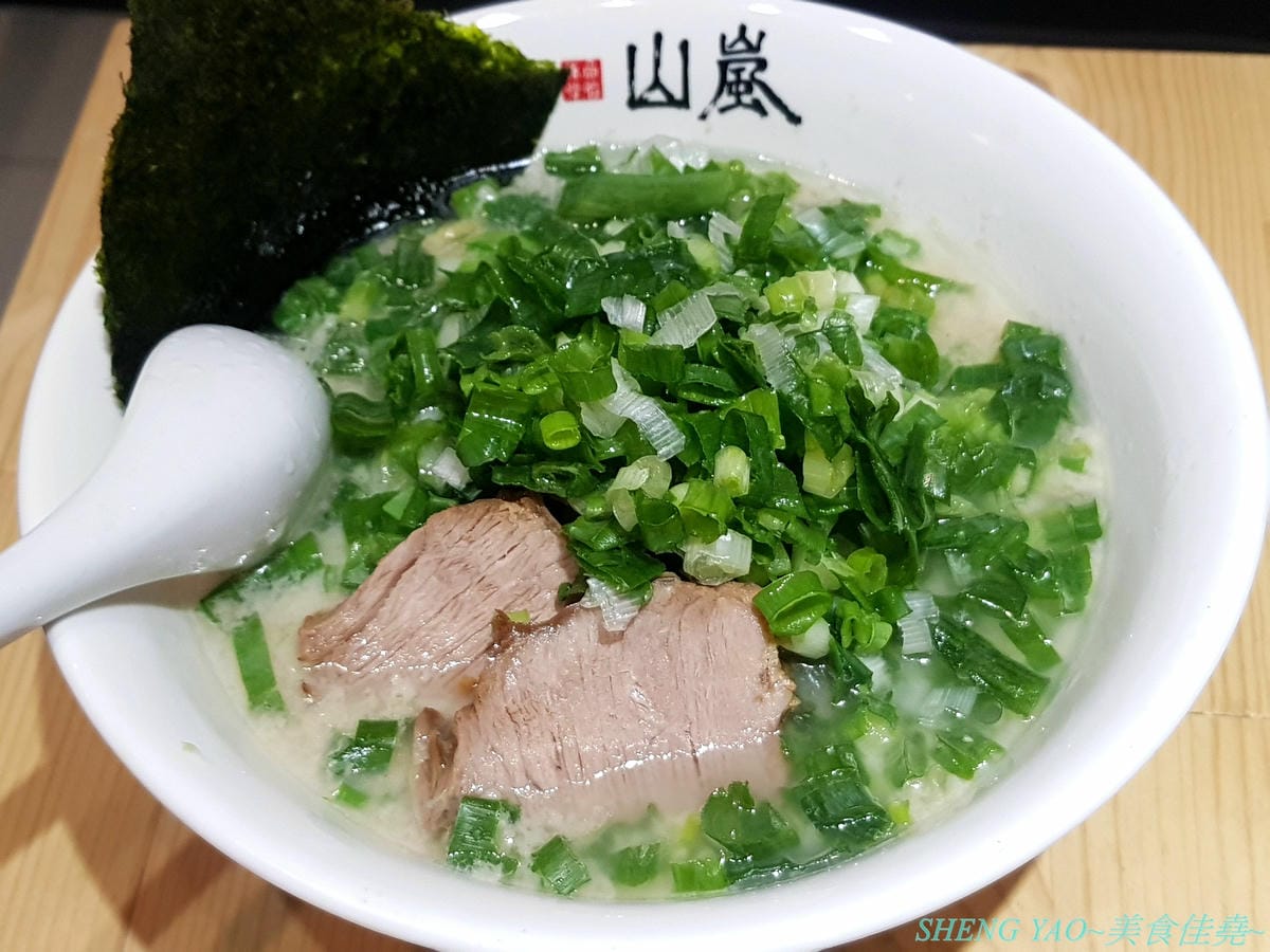 [台中北區]山嵐拉麵 台中一中店 – 來自札幌的重磅級口味豚骨拉麵店在台中開分店了,湯頭加了大量豬背脂,味道濃厚醇香,粗麵麵條富有嚼感,叉燒也好吃,蔥爆彈拉麵滿滿的蔥,相當特別。