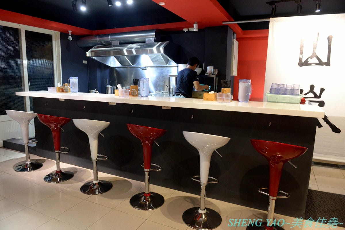 [台中北區]山嵐拉麵 台中一中店 – 來自札幌的重磅級口味豚骨拉麵店在台中開分店了,湯頭加了大量豬背脂,味道濃厚醇香,粗麵麵條富有嚼感,叉燒也好吃,蔥爆彈拉麵滿滿的蔥,相當特別。