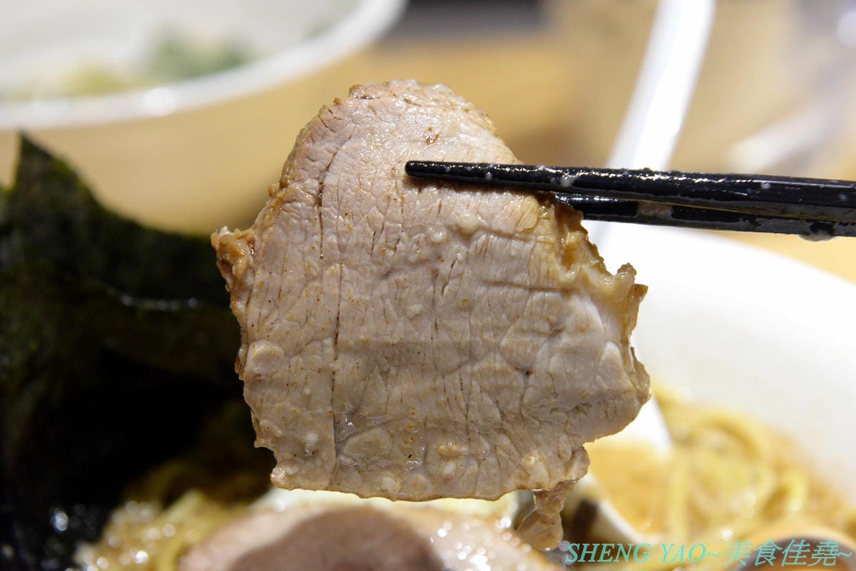 [台中北區]山嵐拉麵 台中一中店 – 來自札幌的重磅級口味豚骨拉麵店在台中開分店了,湯頭加了大量豬背脂,味道濃厚醇香,粗麵麵條富有嚼感,叉燒也好吃,蔥爆彈拉麵滿滿的蔥,相當特別。