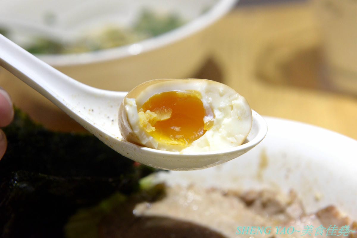 [台中北區]山嵐拉麵 台中一中店 – 來自札幌的重磅級口味豚骨拉麵店在台中開分店了,湯頭加了大量豬背脂,味道濃厚醇香,粗麵麵條富有嚼感,叉燒也好吃,蔥爆彈拉麵滿滿的蔥,相當特別。