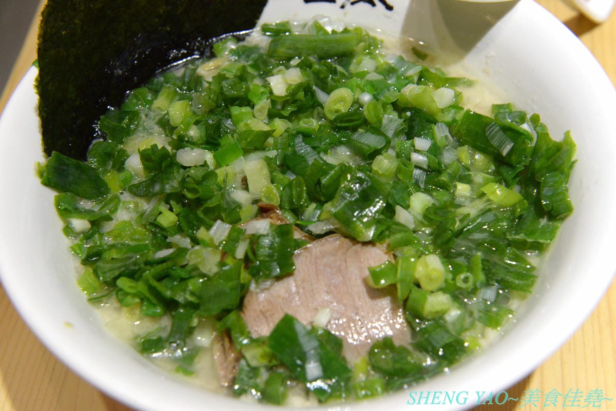 [台中北區]山嵐拉麵 台中一中店 – 來自札幌的重磅級口味豚骨拉麵店在台中開分店了,湯頭加了大量豬背脂,味道濃厚醇香,粗麵麵條富有嚼感,叉燒也好吃,蔥爆彈拉麵滿滿的蔥,相當特別。