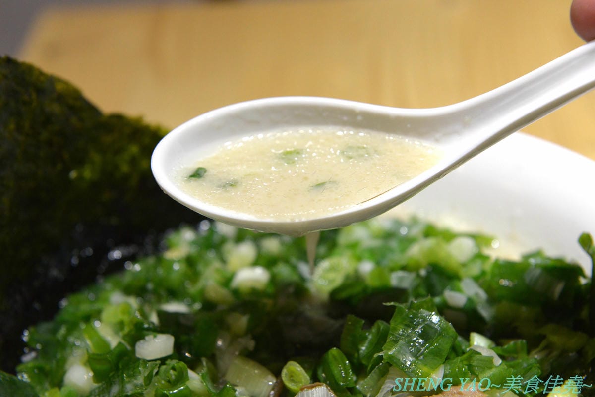 [台中北區]山嵐拉麵 台中一中店 – 來自札幌的重磅級口味豚骨拉麵店在台中開分店了,湯頭加了大量豬背脂,味道濃厚醇香,粗麵麵條富有嚼感,叉燒也好吃,蔥爆彈拉麵滿滿的蔥,相當特別。