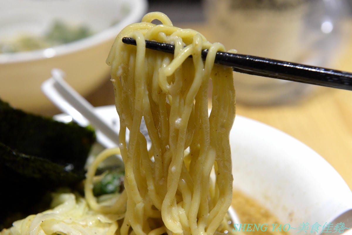 [台中北區]山嵐拉麵 台中一中店 – 來自札幌的重磅級口味豚骨拉麵店在台中開分店了,湯頭加了大量豬背脂,味道濃厚醇香,粗麵麵條富有嚼感,叉燒也好吃,蔥爆彈拉麵滿滿的蔥,相當特別。
