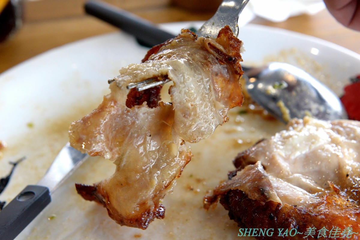 [台中梧棲]共樂GUNG LOK 台中港店- 台北超人氣港式複合餐廳台中分店,結合美食、藝術、潮流以及音樂文化的獨特潮流港式複合餐廳,餐點種類豐富,價格略貴但很好吃,岩漿法蘭西多士激推必點。