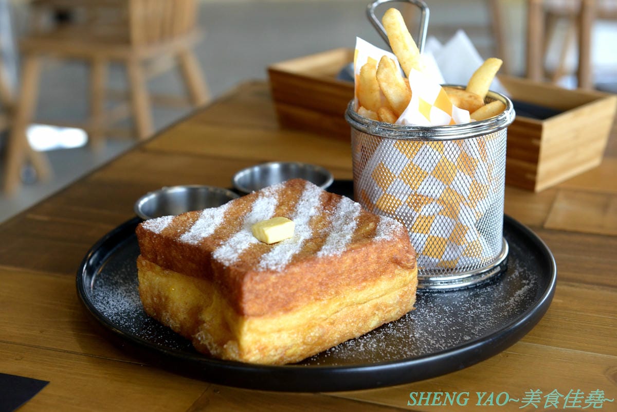 [台中梧棲]共樂GUNG LOK 台中港店- 台北超人氣港式複合餐廳台中分店,結合美食、藝術、潮流以及音樂文化的獨特潮流港式複合餐廳,餐點種類豐富,價格略貴但很好吃,岩漿法蘭西多士激推必點。