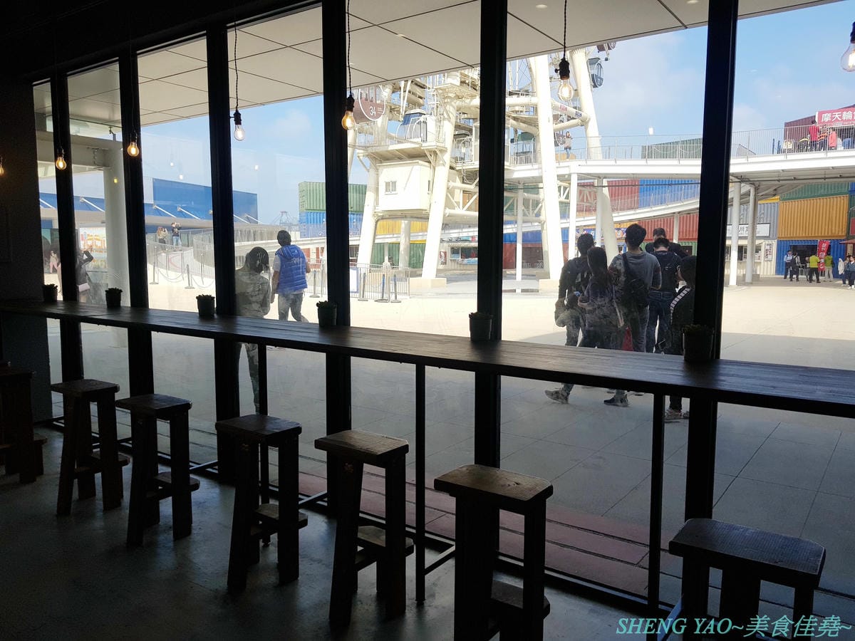 [台中梧棲]共樂GUNG LOK 台中港店- 台北超人氣港式複合餐廳台中分店,結合美食、藝術、潮流以及音樂文化的獨特潮流港式複合餐廳,餐點種類豐富,價格略貴但很好吃,岩漿法蘭西多士激推必點。