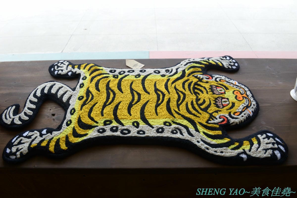 [台中梧棲]共樂GUNG LOK 台中港店- 台北超人氣港式複合餐廳台中分店,結合美食、藝術、潮流以及音樂文化的獨特潮流港式複合餐廳,餐點種類豐富,價格略貴但很好吃,岩漿法蘭西多士激推必點。