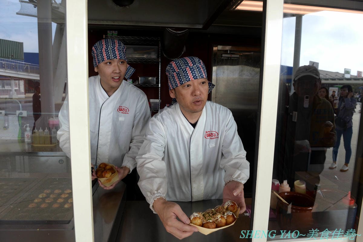 [台中梧棲]築地銀章魚燒 & 石川商店炸物 – 台中三井OUTLET摩天輪廣場貨櫃屋商店美食,日本師傅駐店,築地銀章魚燒賣的章魚燒是熟悉的台灣口味喔;石川商店炸物種類多,起司炸肉餅肉餡多汁裡頭還