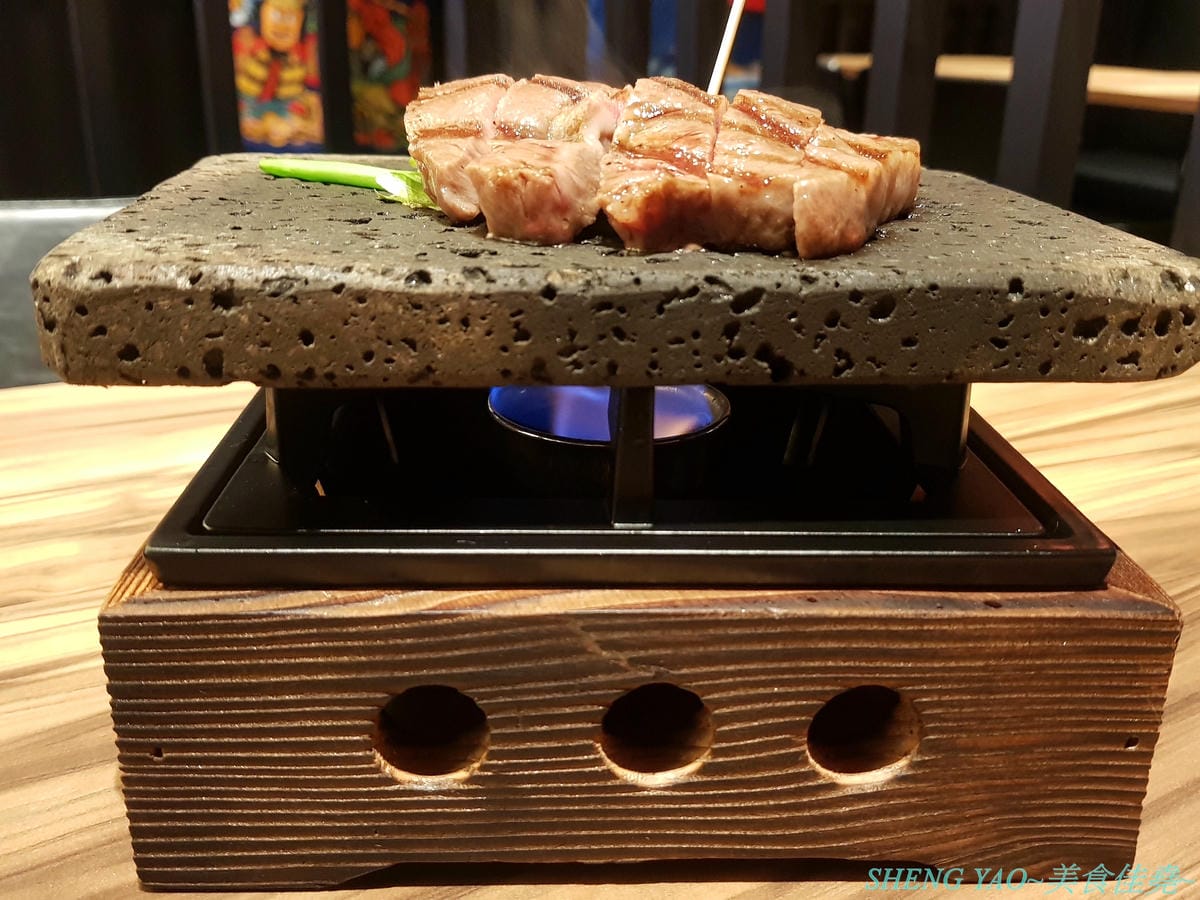 [台中梧棲]麻布十番祭亭 – 在東京幾乎無人不知的超人氣和牛燒肉名店”BULLS”來台中開了海外第一家分店,主打A5黑毛和牛,有熔岩石板燒、壽喜燒、丼飯等多種不同方式呈現,價格不菲但是東西好吃,