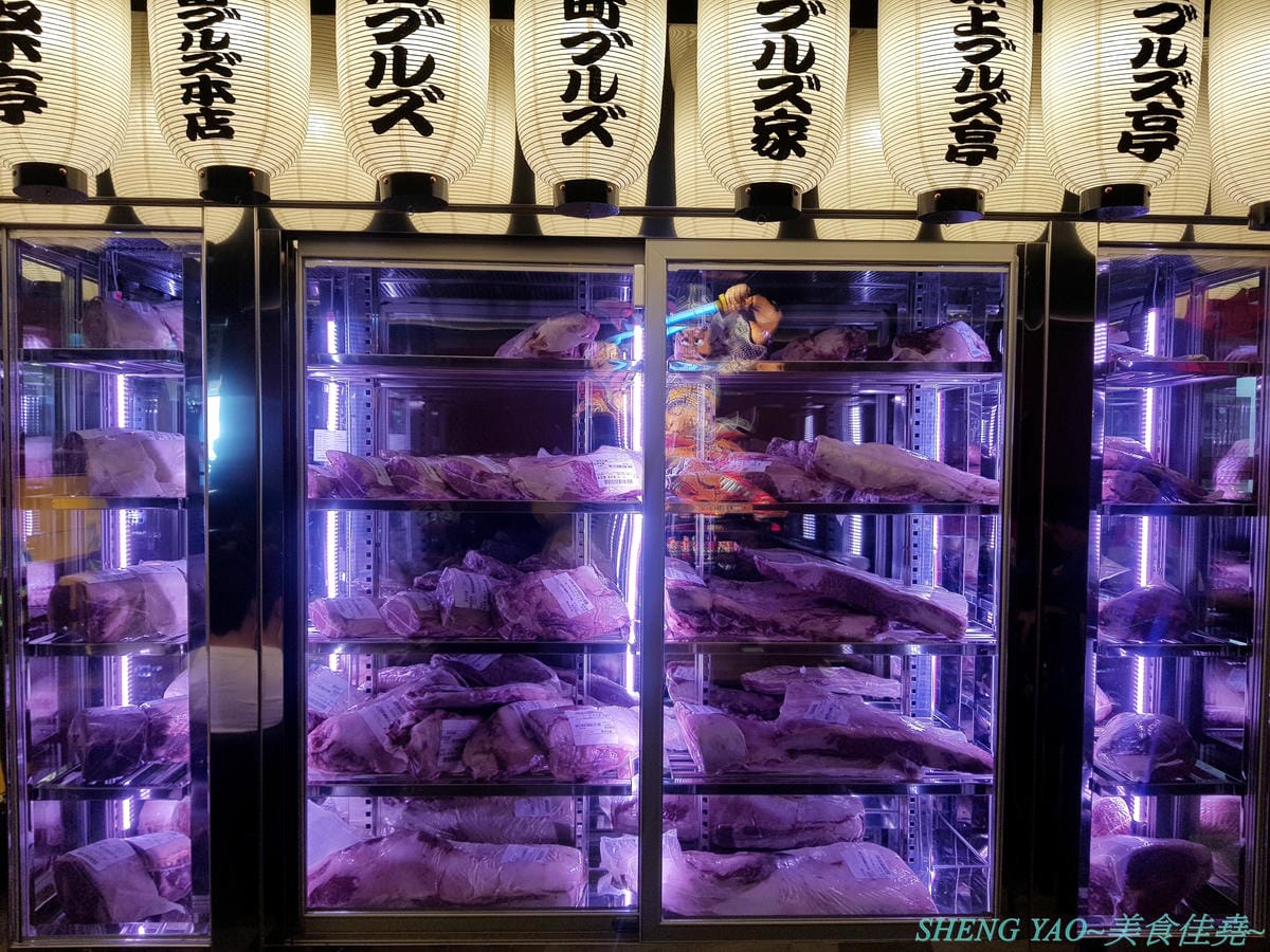 [台中梧棲]麻布十番祭亭 – 在東京幾乎無人不知的超人氣和牛燒肉名店”BULLS”來台中開了海外第一家分店,主打A5黑毛和牛,有熔岩石板燒、壽喜燒、丼飯等多種不同方式呈現,價格不菲但是東西好吃,