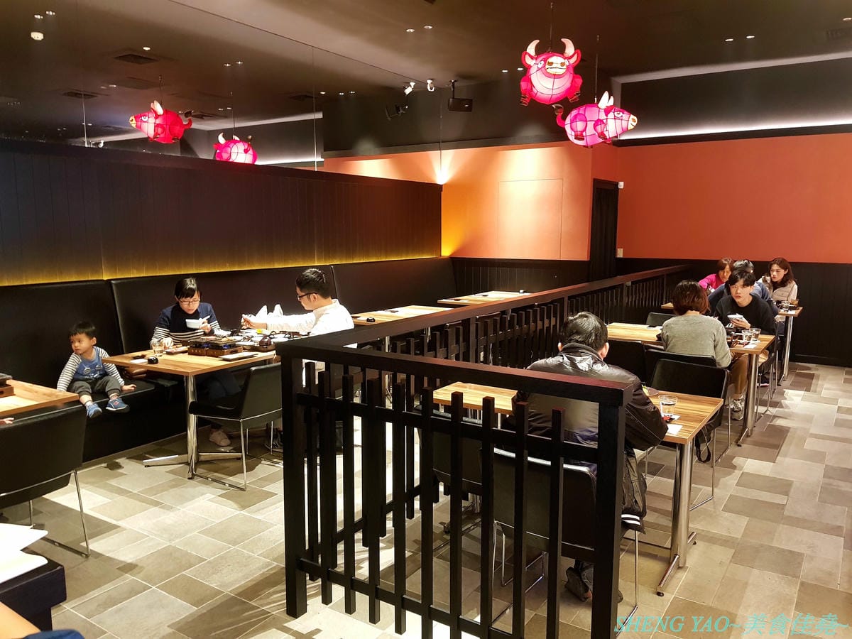 [台中梧棲]麻布十番祭亭 – 在東京幾乎無人不知的超人氣和牛燒肉名店”BULLS”來台中開了海外第一家分店,主打A5黑毛和牛,有熔岩石板燒、壽喜燒、丼飯等多種不同方式呈現,價格不菲但是東西好吃,