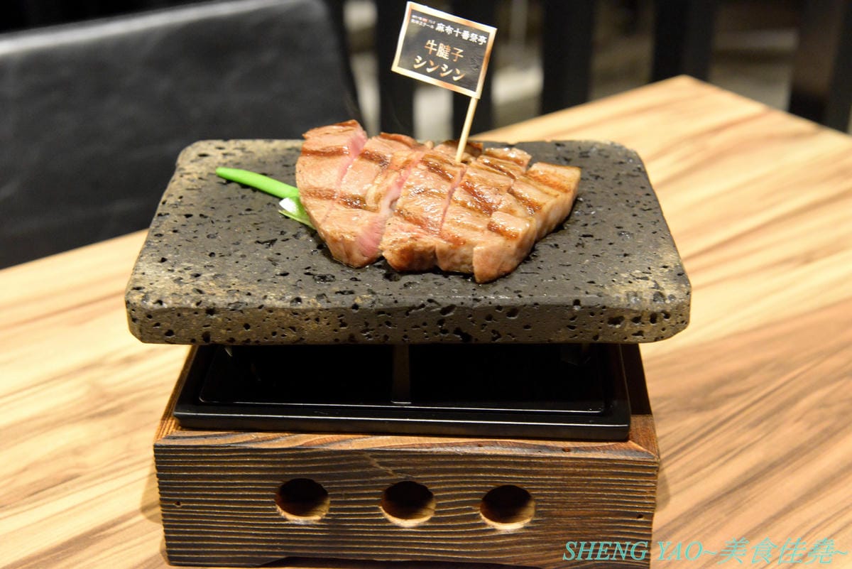 [台中梧棲]麻布十番祭亭 – 在東京幾乎無人不知的超人氣和牛燒肉名店”BULLS”來台中開了海外第一家分店,主打A5黑毛和牛,有熔岩石板燒、壽喜燒、丼飯等多種不同方式呈現,價格不菲但是東西好吃,