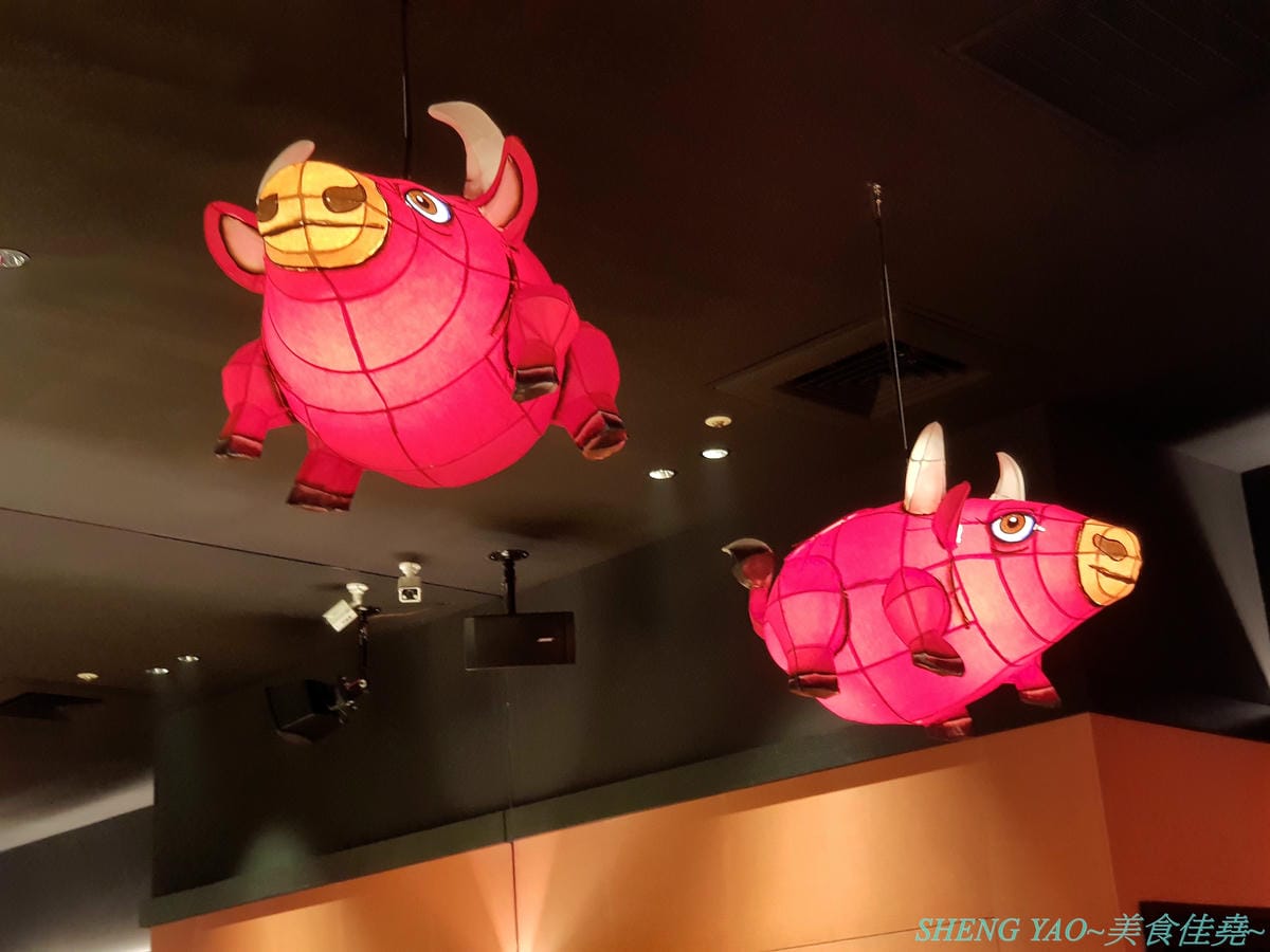[台中梧棲]麻布十番祭亭 – 在東京幾乎無人不知的超人氣和牛燒肉名店”BULLS”來台中開了海外第一家分店,主打A5黑毛和牛,有熔岩石板燒、壽喜燒、丼飯等多種不同方式呈現,價格不菲但是東西好吃,