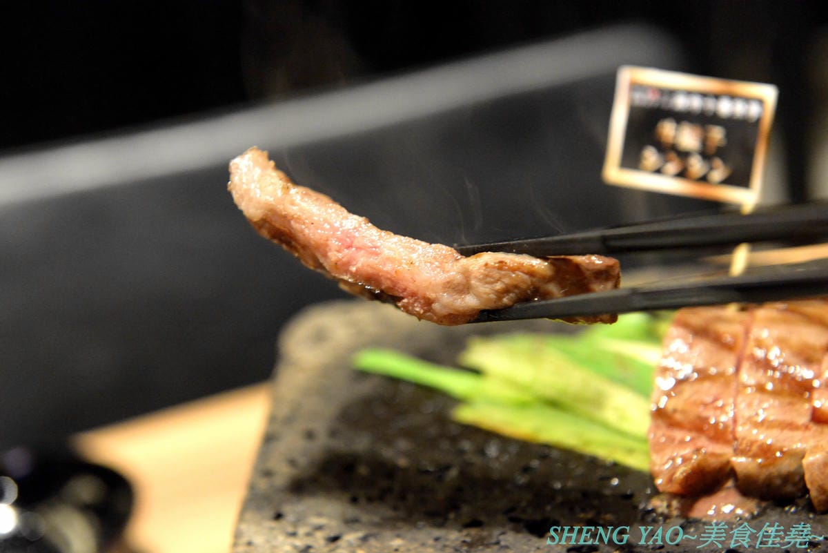 [台中梧棲]麻布十番祭亭 – 在東京幾乎無人不知的超人氣和牛燒肉名店”BULLS”來台中開了海外第一家分店,主打A5黑毛和牛,有熔岩石板燒、壽喜燒、丼飯等多種不同方式呈現,價格不菲但是東西好吃,