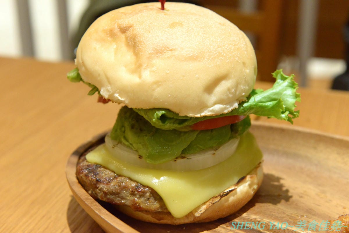[台中梧棲]KUAAINA夏威夷漢堡 台中港店 – 來自夏威夷,前美國總統歐巴馬也喜愛的火烤漢堡專賣店,漢堡牛肉經過火山熔岩烤爐炙燒,口感味道皆特別,酪梨漢堡系列是經典招牌。
