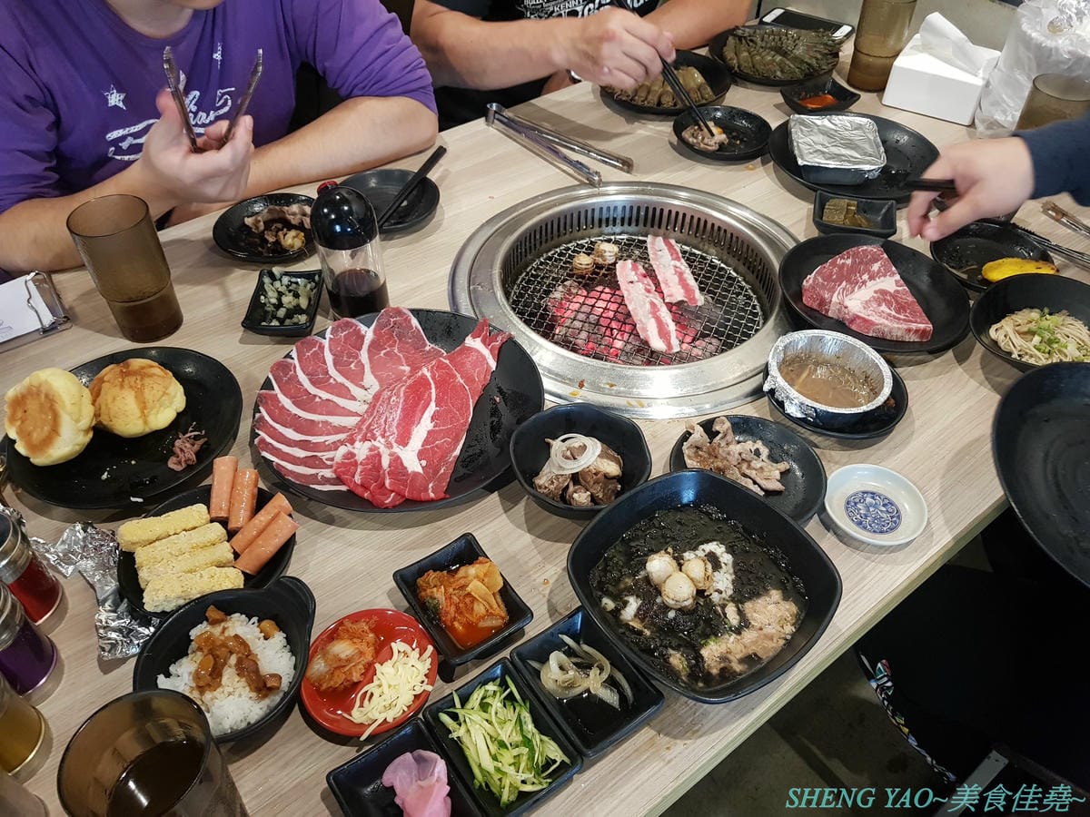 [台中東區]愛烤愛對囉 台中店 – 網友狂推的台南超人氣燒烤吃到飽餐廳開來台中了,結合日式燒烤和韓式燒肉的創意燒烤店,食材豐富多樣化,許多東西是一般燒烤店沒看過的,價格最便宜只要433元