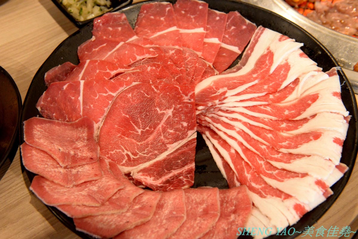 [台中東區]愛烤愛對囉 台中店 – 網友狂推的台南超人氣燒烤吃到飽餐廳開來台中了,結合日式燒烤和韓式燒肉的創意燒烤店,食材豐富多樣化,許多東西是一般燒烤店沒看過的,價格最便宜只要433元