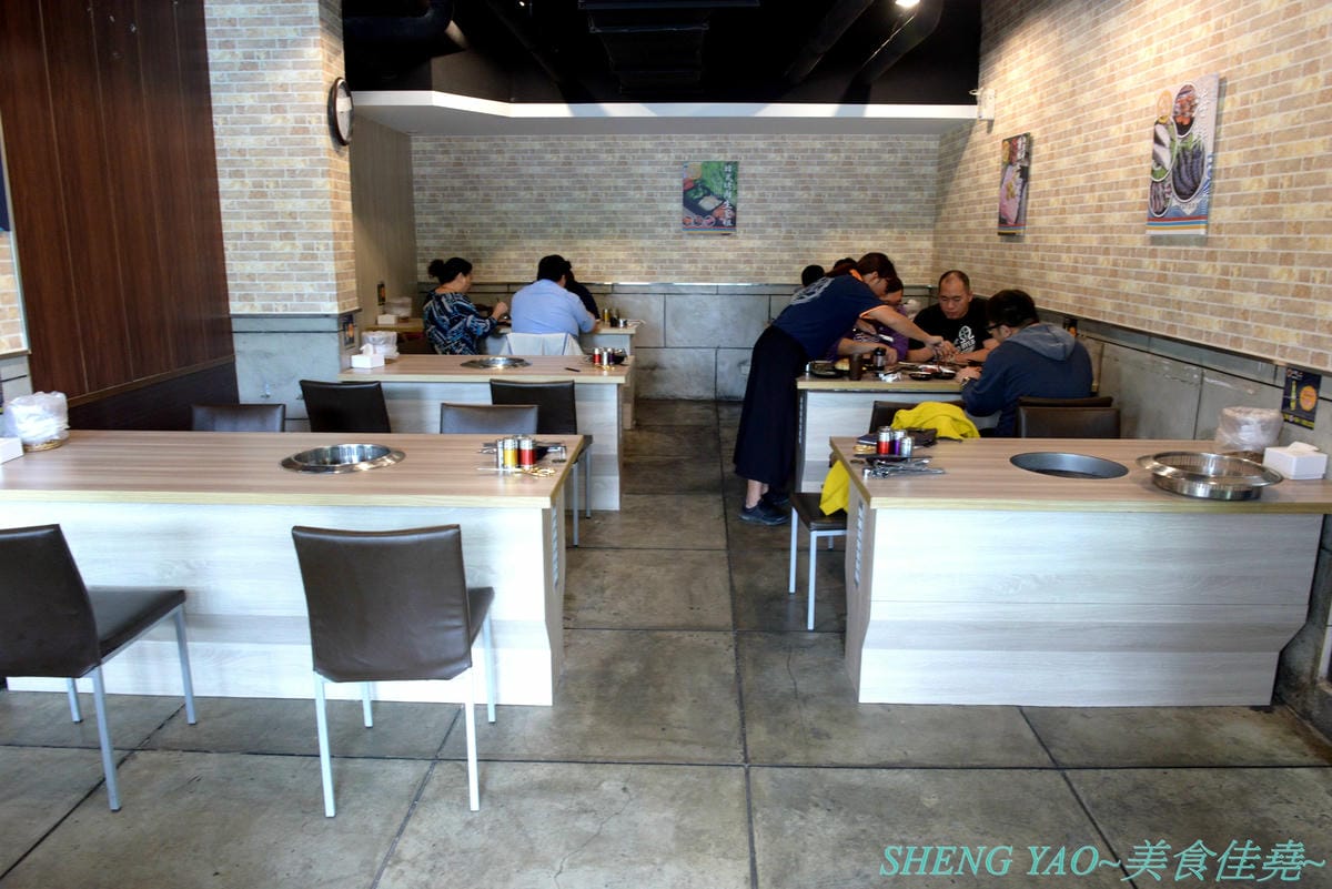 [台中東區]愛烤愛對囉 台中店 – 網友狂推的台南超人氣燒烤吃到飽餐廳開來台中了,結合日式燒烤和韓式燒肉的創意燒烤店,食材豐富多樣化,許多東西是一般燒烤店沒看過的,價格最便宜只要433元