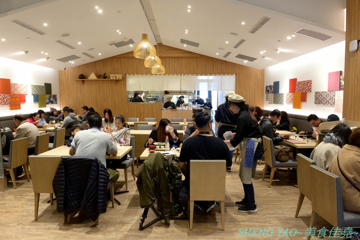[台中梧棲]鎌倉紅葉茶屋 台中三井店 – 日本超人氣和式CAFE台灣一號店,台灣店特別推出多種輕懷食風定食,另外甜點也有台灣限定口味的,甜食比定食更推一些,招牌的木盒子裝提拉米蘇和聖代絕對