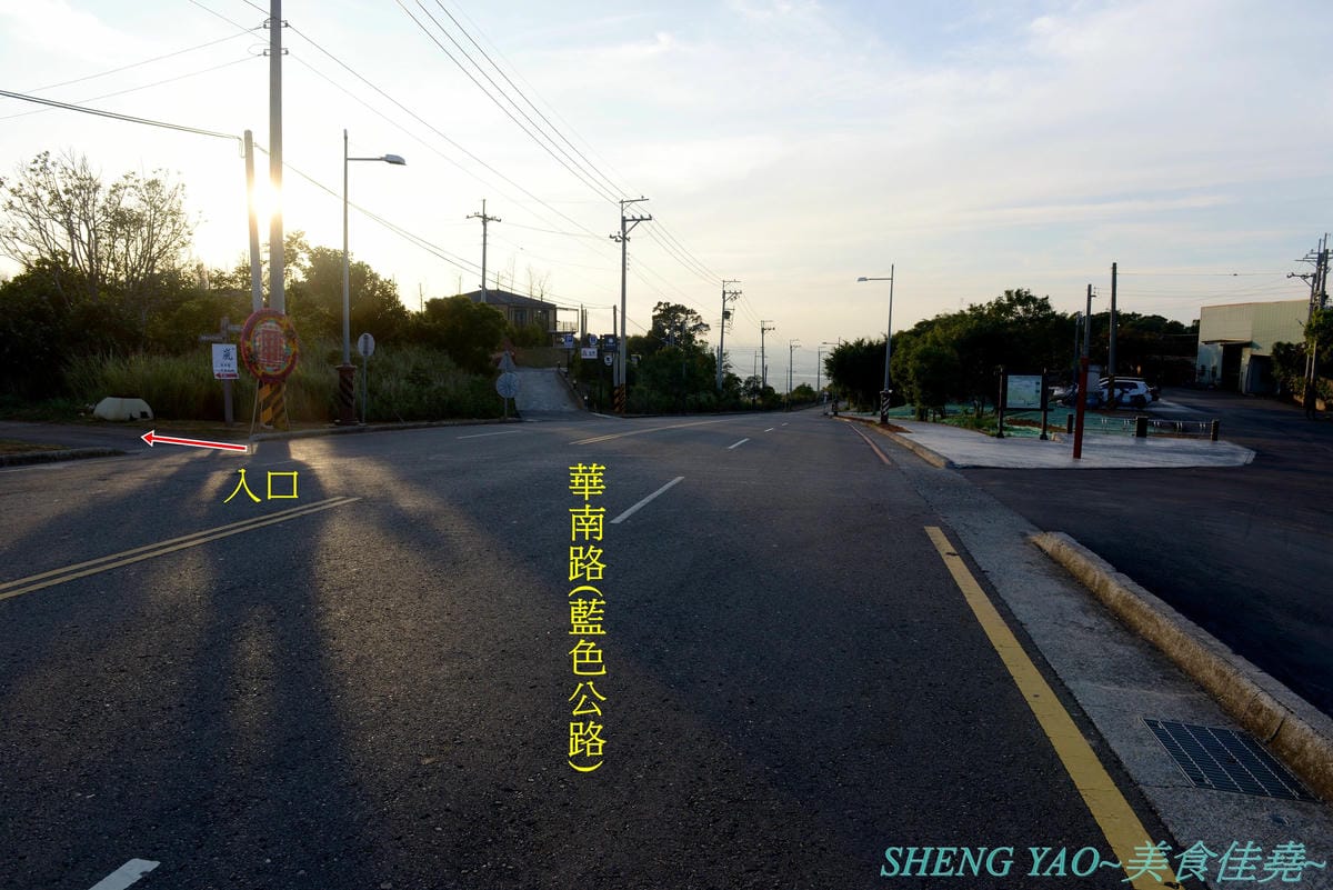 [台中大肚]萬里嵐 – 座落在藍色公路旁登山步道上的夜景餐廳,視野遼闊,幾可遠眺大半個海線地區,夕陽晚霞景色和燈光點點的夜景都好美,店家夜晚還會打上藍色燈光,整個散發出藍光,超閃 !!餐點