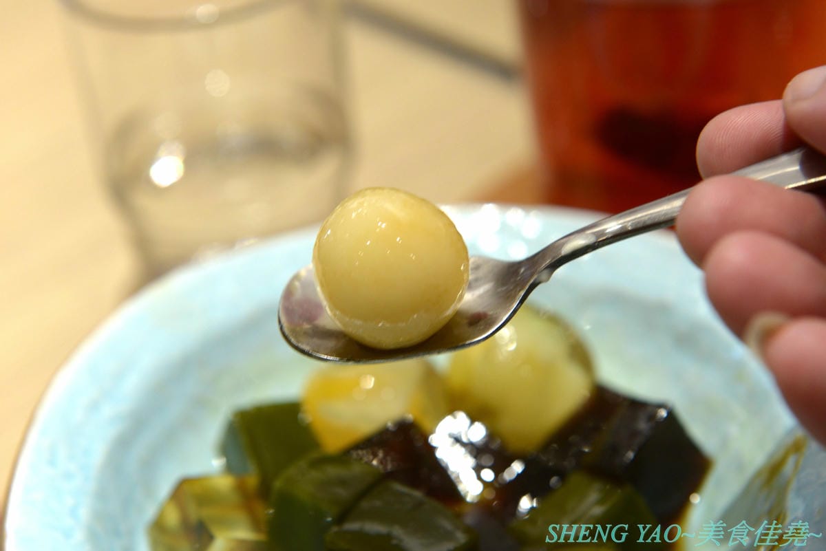[台中梧棲]鎌倉紅葉茶屋 台中三井店 – 日本超人氣和式CAFE台灣一號店,台灣店特別推出多種輕懷食風定食,另外甜點也有台灣限定口味的,甜食比定食更推一些,招牌的木盒子裝提拉米蘇和聖代絕對