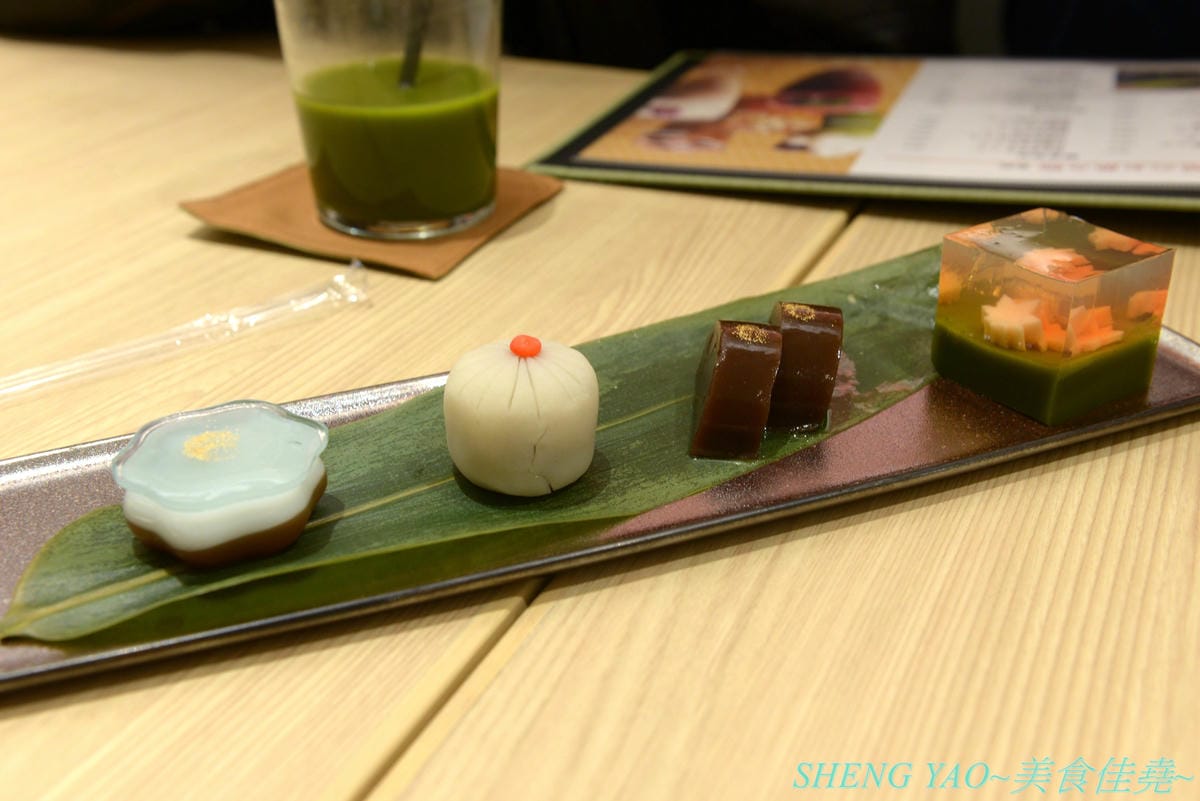 [台中梧棲]鎌倉紅葉茶屋 台中三井店 – 日本超人氣和式CAFE台灣一號店,台灣店特別推出多種輕懷食風定食,另外甜點也有台灣限定口味的,甜食比定食更推一些,招牌的木盒子裝提拉米蘇和聖代絕對