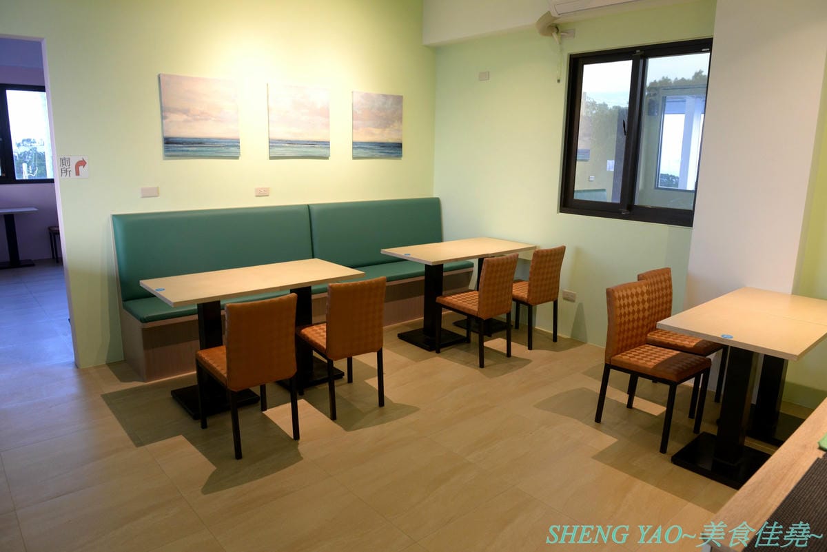 [台中大肚]萬里嵐 – 座落在藍色公路旁登山步道上的夜景餐廳,視野遼闊,幾可遠眺大半個海線地區,夕陽晚霞景色和燈光點點的夜景都好美,店家夜晚還會打上藍色燈光,整個散發出藍光,超閃 !!餐點