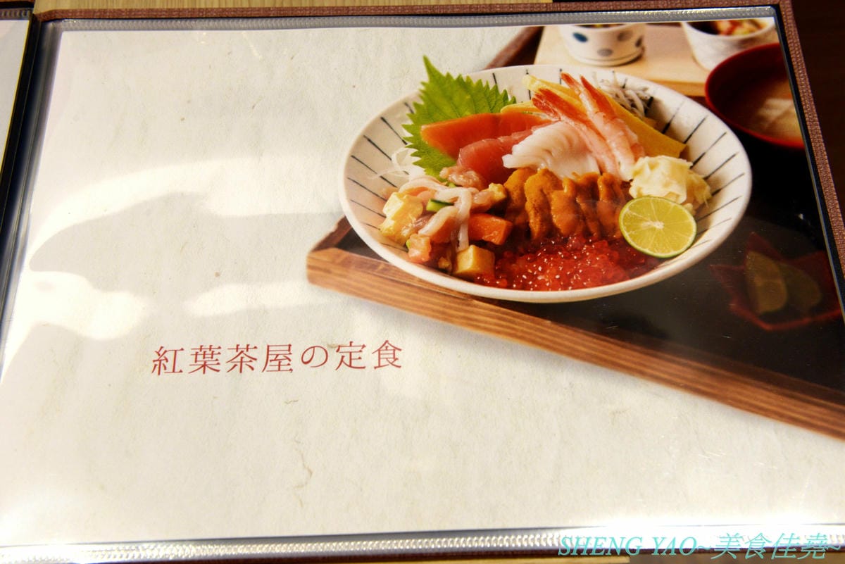 [台中梧棲]鎌倉紅葉茶屋 台中三井店 – 日本超人氣和式CAFE台灣一號店,台灣店特別推出多種輕懷食風定食,另外甜點也有台灣限定口味的,甜食比定食更推一些,招牌的木盒子裝提拉米蘇和聖代絕對