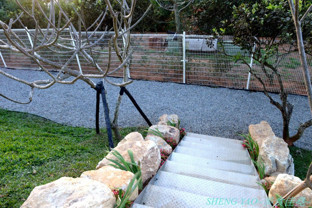 [台中大肚]萬里嵐 – 座落在藍色公路旁登山步道上的夜景餐廳,視野遼闊,幾可遠眺大半個海線地區,夕陽晚霞景色和燈光點點的夜景都好美,店家夜晚還會打上藍色燈光,整個散發出藍光,超閃 !!餐點