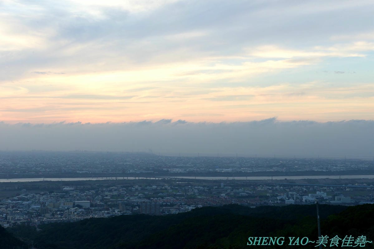 [台中大肚]萬里嵐 – 座落在藍色公路旁登山步道上的夜景餐廳,視野遼闊,幾可遠眺大半個海線地區,夕陽晚霞景色和燈光點點的夜景都好美,店家夜晚還會打上藍色燈光,整個散發出藍光,超閃 !!餐點