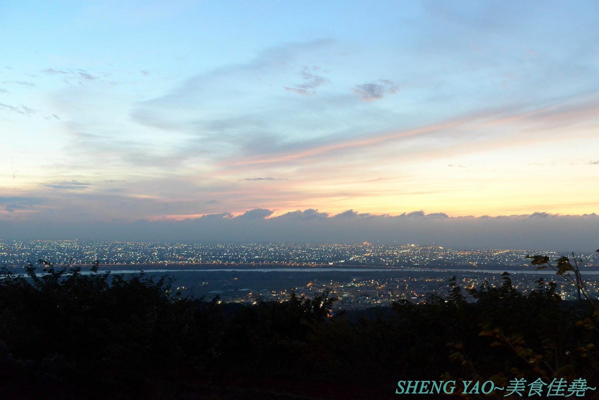 [台中大肚]萬里嵐 – 座落在藍色公路旁登山步道上的夜景餐廳,視野遼闊,幾可遠眺大半個海線地區,夕陽晚霞景色和燈光點點的夜景都好美,店家夜晚還會打上藍色燈光,整個散發出藍光,超閃 !!餐點