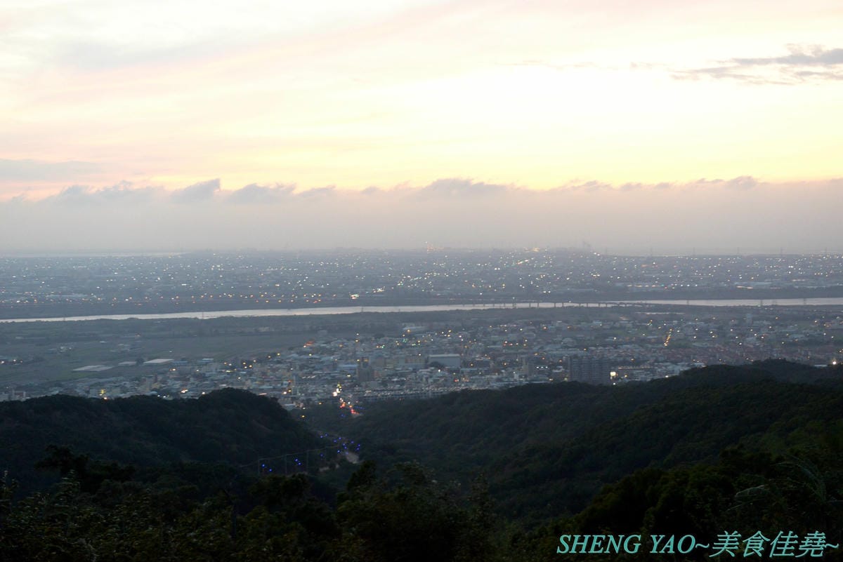 [台中大肚]萬里嵐 – 座落在藍色公路旁登山步道上的夜景餐廳,視野遼闊,幾可遠眺大半個海線地區,夕陽晚霞景色和燈光點點的夜景都好美,店家夜晚還會打上藍色燈光,整個散發出藍光,超閃 !!餐點