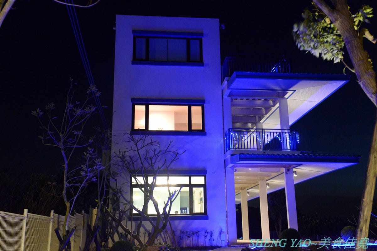 [台中大肚]萬里嵐 – 座落在藍色公路旁登山步道上的夜景餐廳,視野遼闊,幾可遠眺大半個海線地區,夕陽晚霞景色和燈光點點的夜景都好美,店家夜晚還會打上藍色燈光,整個散發出藍光,超閃 !!餐點