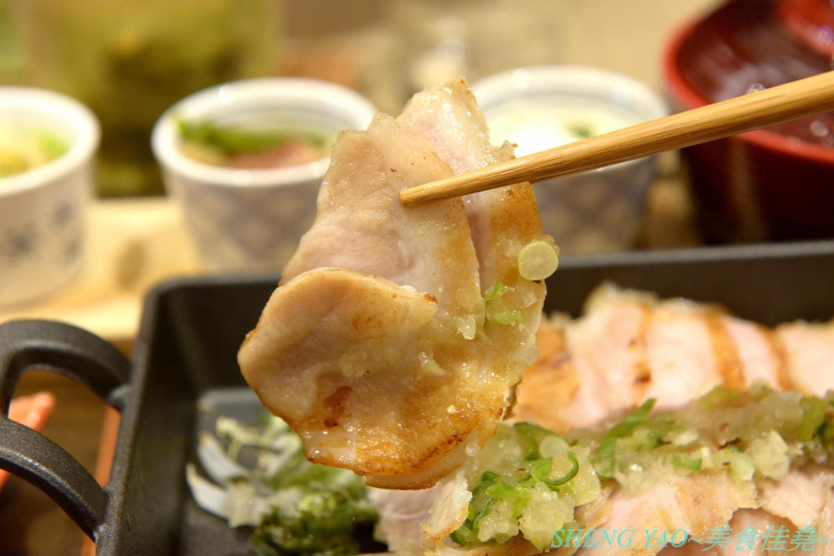 [台中梧棲]鎌倉紅葉茶屋 台中三井店 – 日本超人氣和式CAFE台灣一號店,台灣店特別推出多種輕懷食風定食,另外甜點也有台灣限定口味的,甜食比定食更推一些,招牌的木盒子裝提拉米蘇和聖代絕對