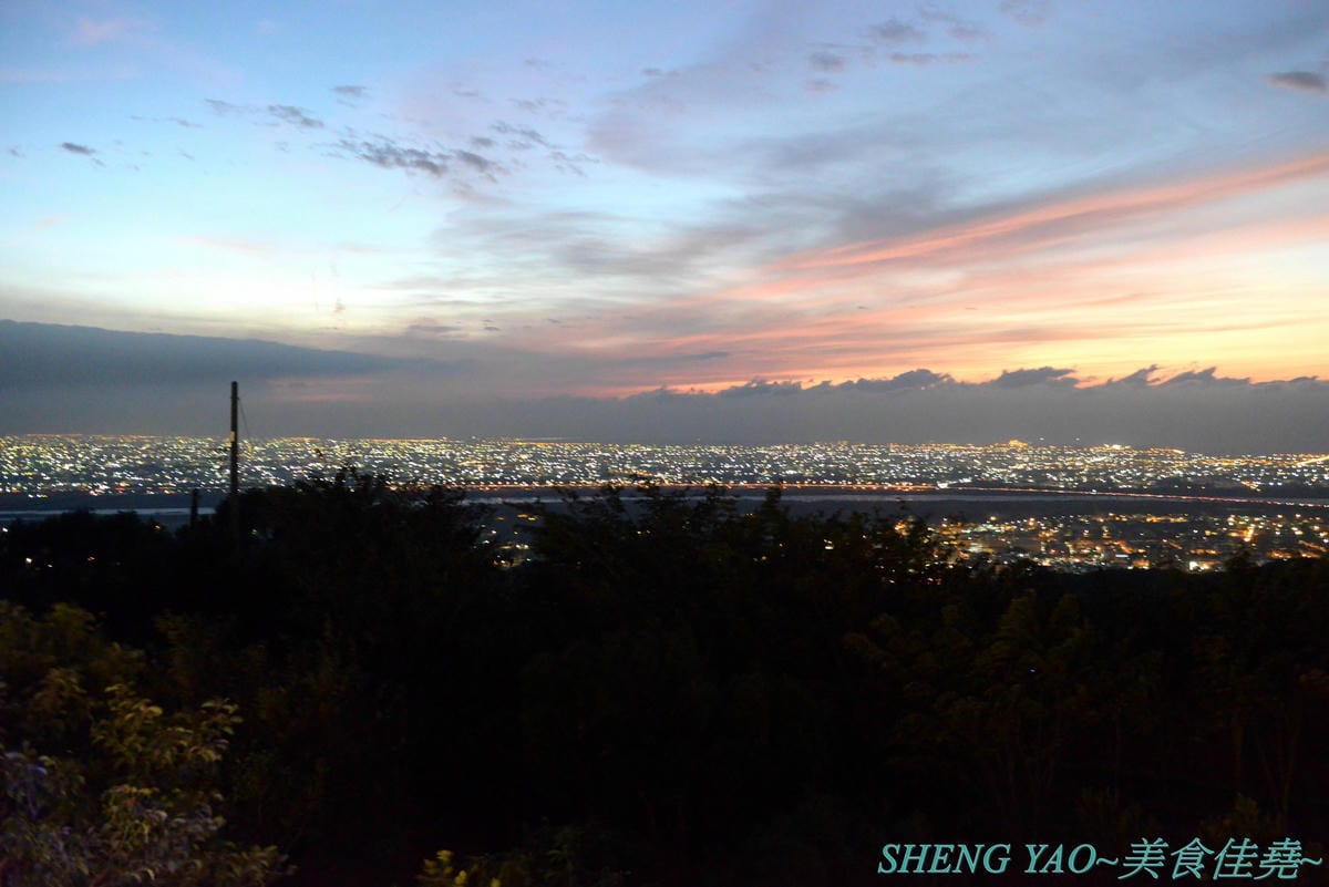 [台中大肚]萬里嵐 – 座落在藍色公路旁登山步道上的夜景餐廳,視野遼闊,幾可遠眺大半個海線地區,夕陽晚霞景色和燈光點點的夜景都好美,店家夜晚還會打上藍色燈光,整個散發出藍光,超閃 !!餐點