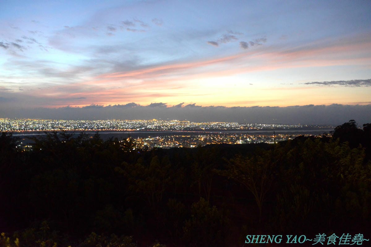 [台中大肚]萬里嵐 – 座落在藍色公路旁登山步道上的夜景餐廳,視野遼闊,幾可遠眺大半個海線地區,夕陽晚霞景色和燈光點點的夜景都好美,店家夜晚還會打上藍色燈光,整個散發出藍光,超閃 !!餐點