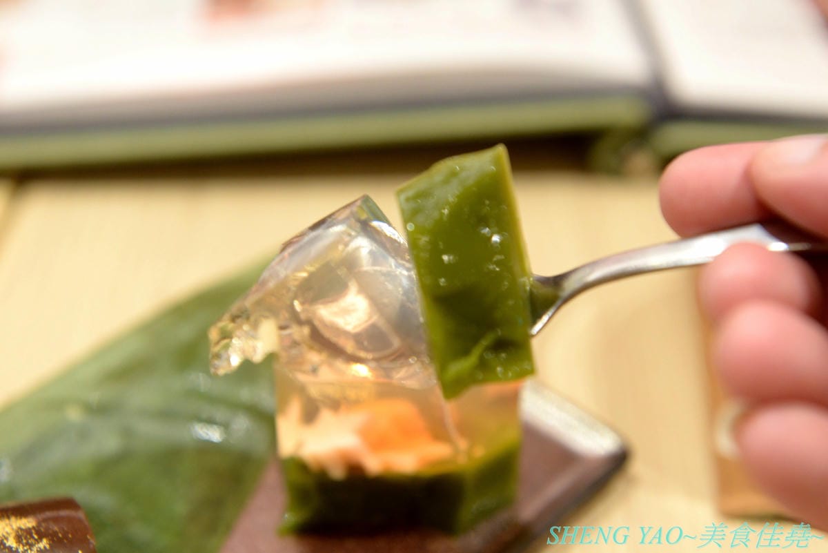 [台中梧棲]鎌倉紅葉茶屋 台中三井店 – 日本超人氣和式CAFE台灣一號店,台灣店特別推出多種輕懷食風定食,另外甜點也有台灣限定口味的,甜食比定食更推一些,招牌的木盒子裝提拉米蘇和聖代絕對