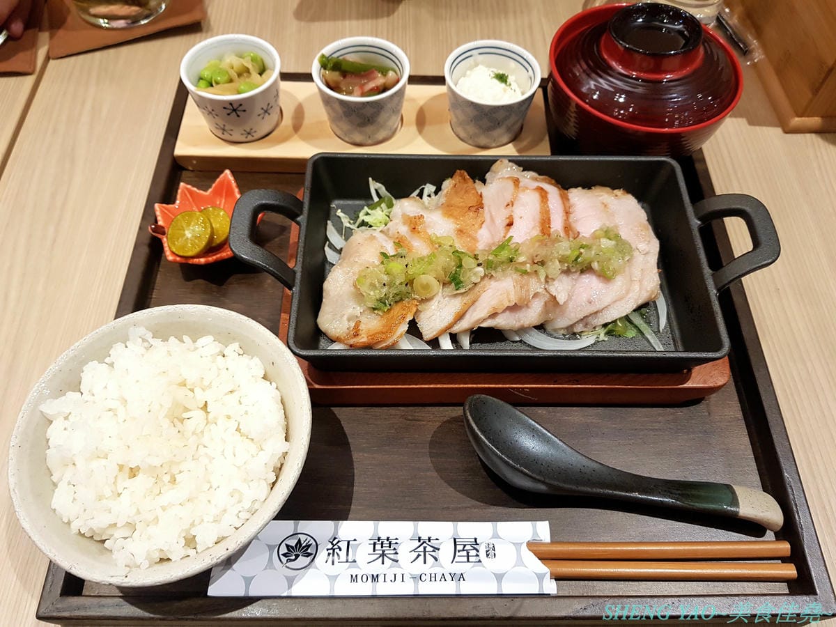 [台中梧棲]鎌倉紅葉茶屋 台中三井店 – 日本超人氣和式CAFE台灣一號店,台灣店特別推出多種輕懷食風定食,另外甜點也有台灣限定口味的,甜食比定食更推一些,招牌的木盒子裝提拉米蘇和聖代絕對