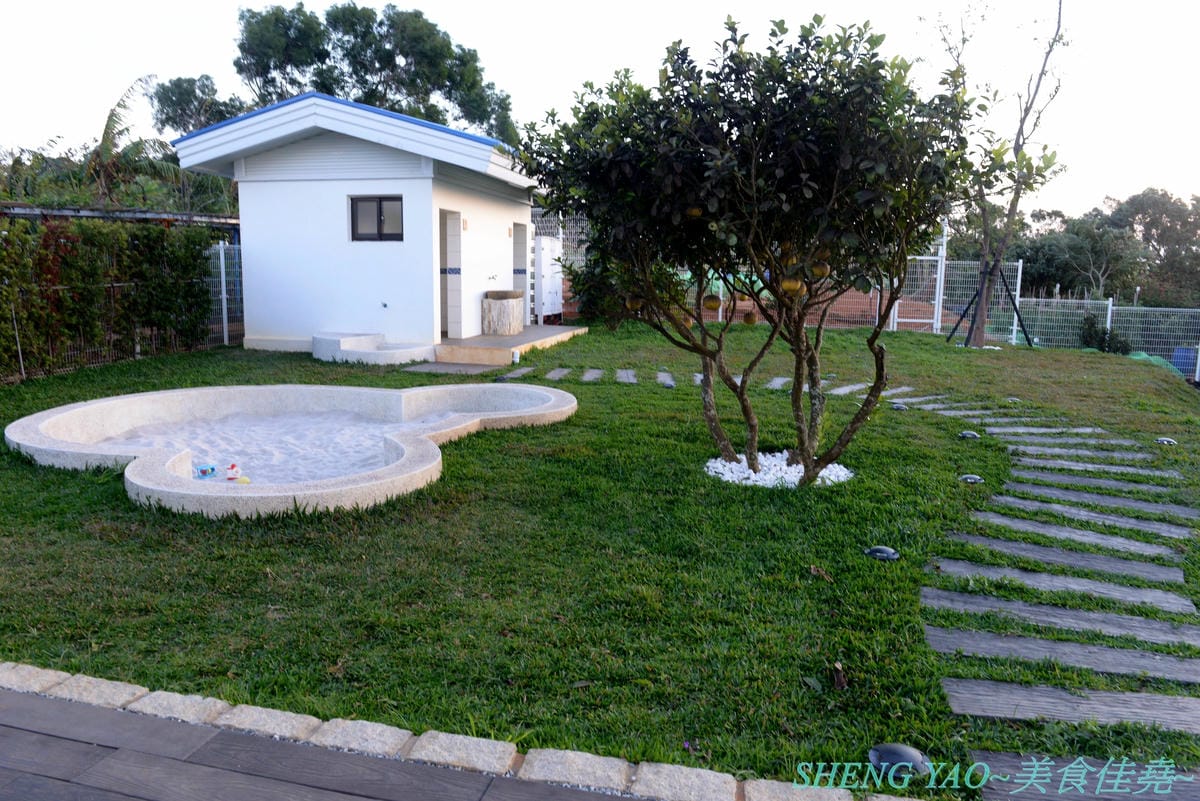 [台中大肚]萬里嵐 – 座落在藍色公路旁登山步道上的夜景餐廳,視野遼闊,幾可遠眺大半個海線地區,夕陽晚霞景色和燈光點點的夜景都好美,店家夜晚還會打上藍色燈光,整個散發出藍光,超閃 !!餐點
