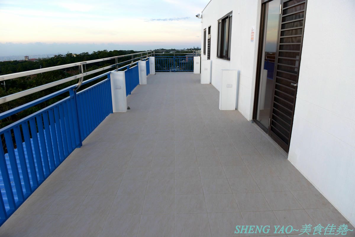 [台中大肚]萬里嵐 – 座落在藍色公路旁登山步道上的夜景餐廳,視野遼闊,幾可遠眺大半個海線地區,夕陽晚霞景色和燈光點點的夜景都好美,店家夜晚還會打上藍色燈光,整個散發出藍光,超閃 !!餐點