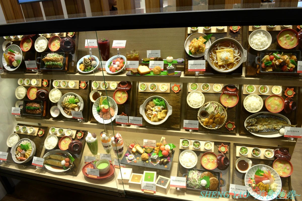 [台中梧棲]鎌倉紅葉茶屋 台中三井店 – 日本超人氣和式CAFE台灣一號店,台灣店特別推出多種輕懷食風定食,另外甜點也有台灣限定口味的,甜食比定食更推一些,招牌的木盒子裝提拉米蘇和聖代絕對